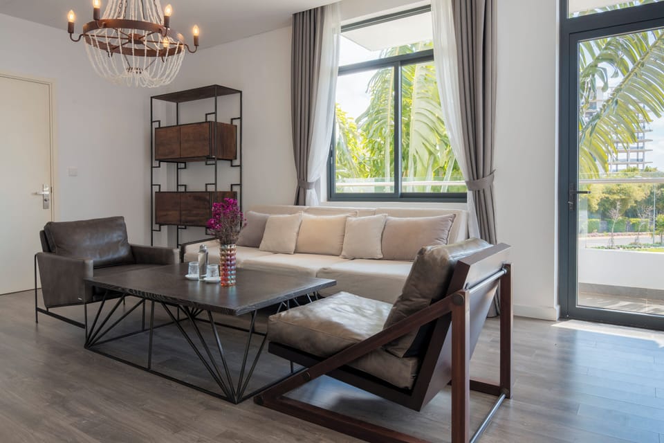 Standard Twin Room, Balcony, City View | Living area