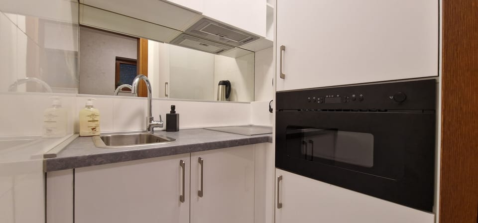 Apartment, Patio, Courtyard View | Private kitchen | Electric kettle