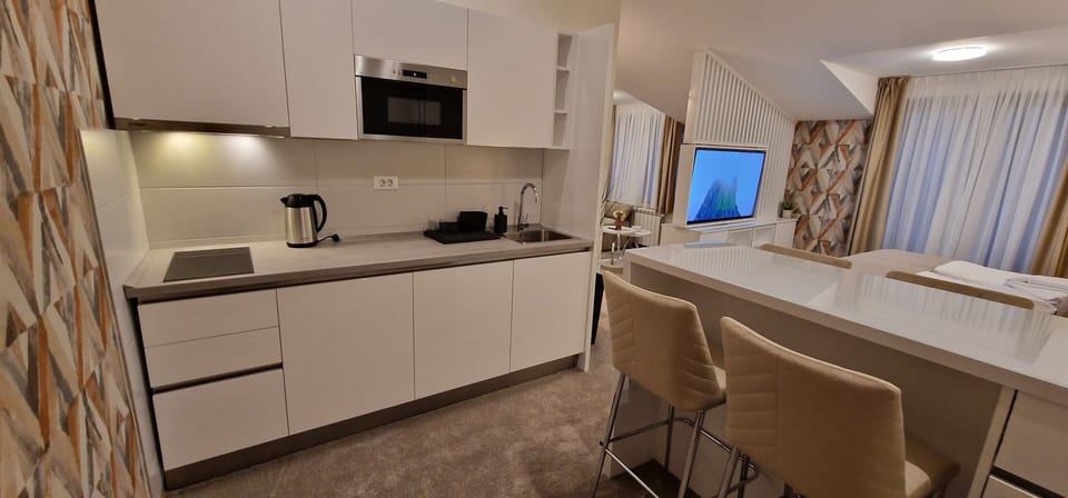 Apartment, Patio, Courtyard View | Private kitchen | Electric kettle