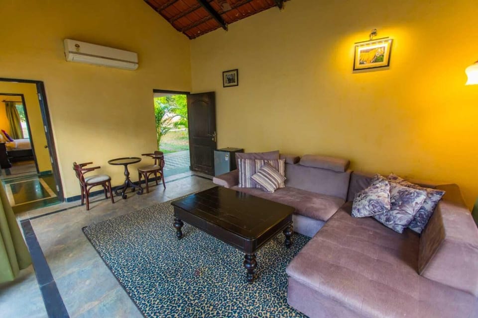 Family Suite | Living area | 40-inch flat-screen TV with digital channels