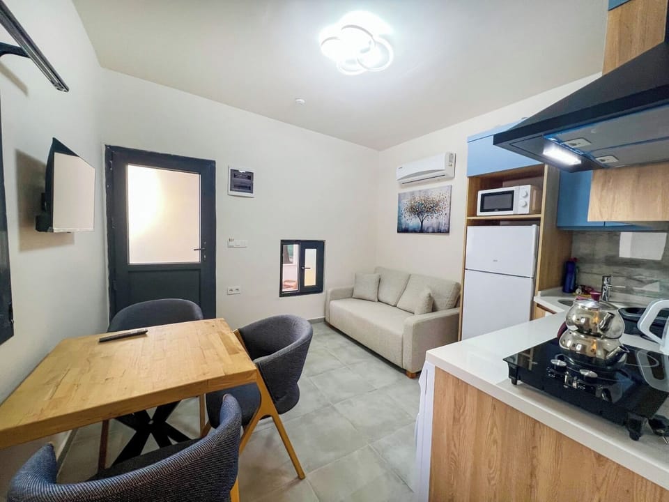 Deluxe Apartment, Balcony, Pool View | Living area