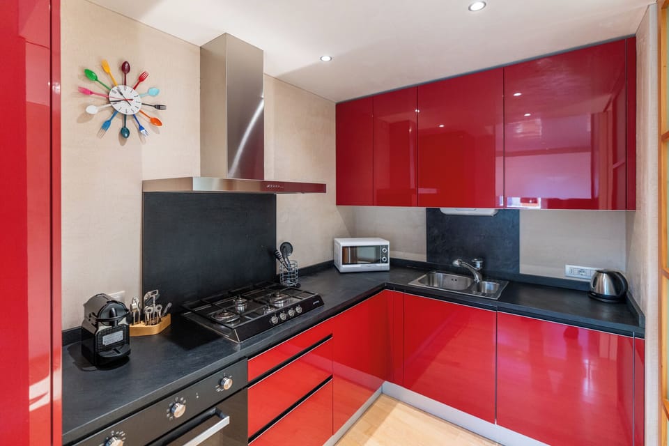 Apartment, City View | Private kitchen | Fridge, microwave, oven, stovetop