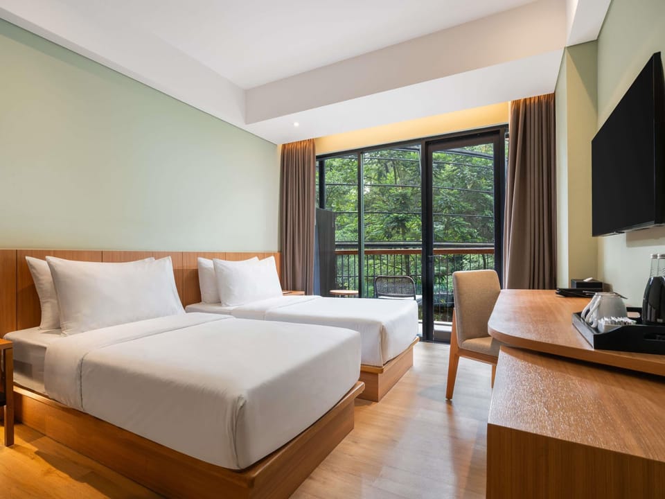 Classic Room, 2 Twin Beds, Balcony (Aviary View)
