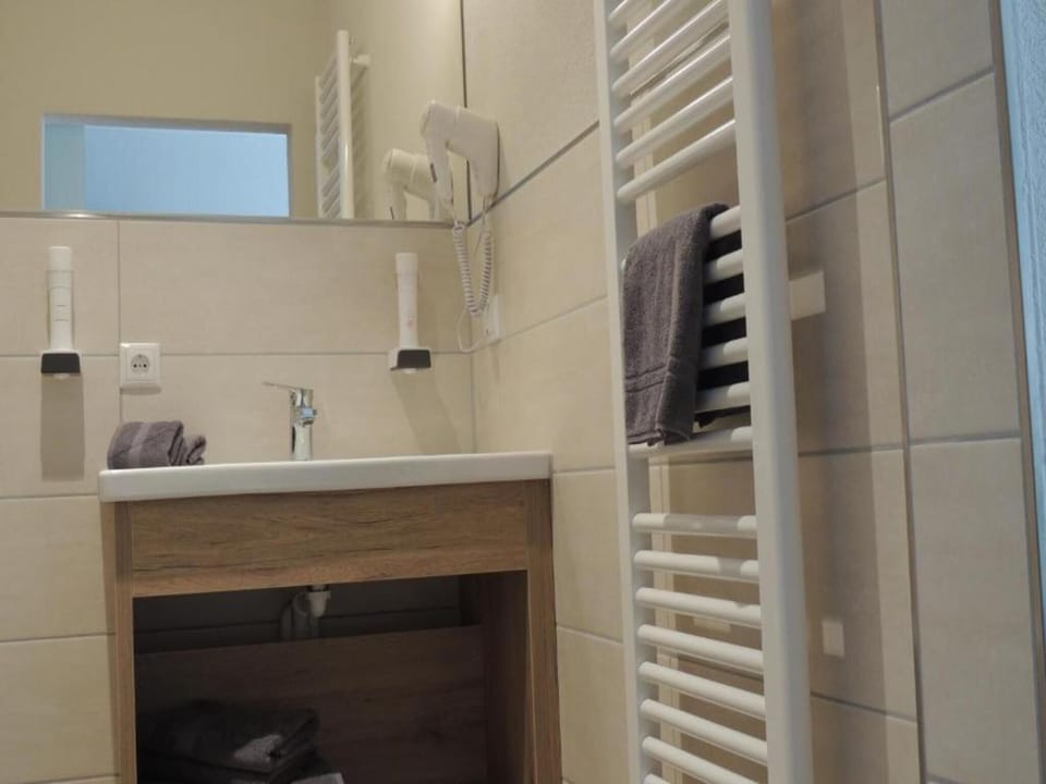 Shower, free toiletries, towels
