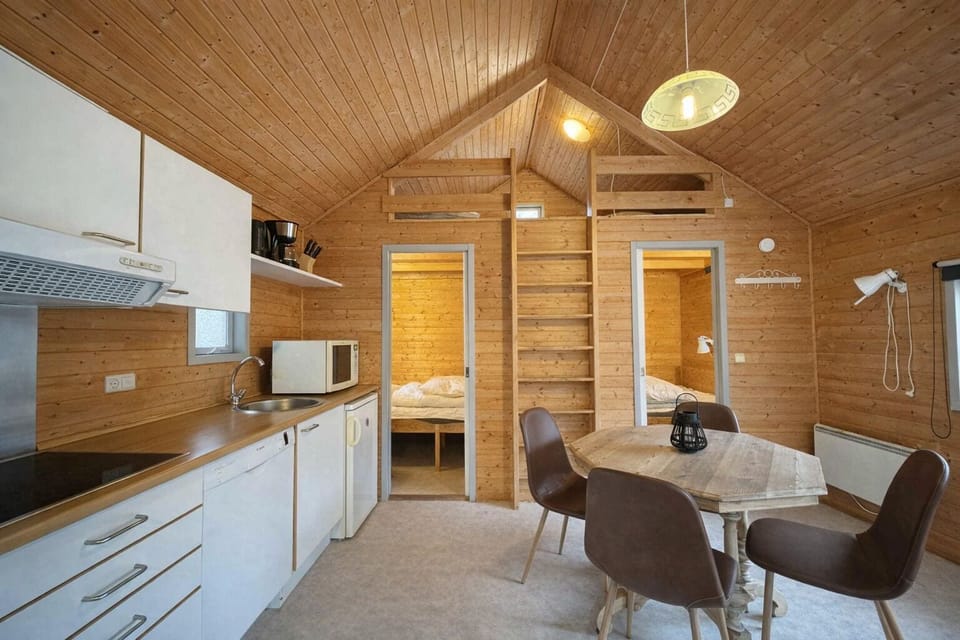 Comfort Cabin | Private kitchen | Stovetop, highchair, cookware/dishes/utensils