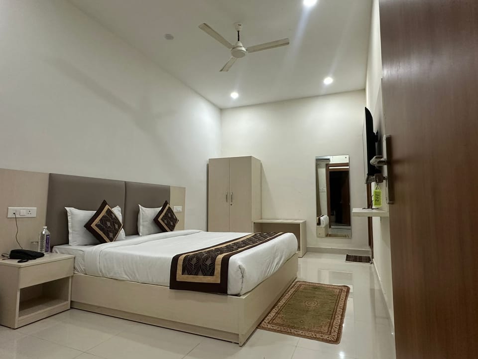 Premium Room | Desk, laptop workspace, iron/ironing board, free WiFi