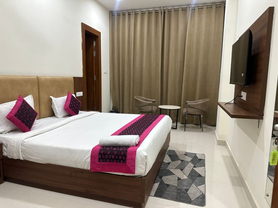 Premium Room | Desk, laptop workspace, iron/ironing board, free WiFi