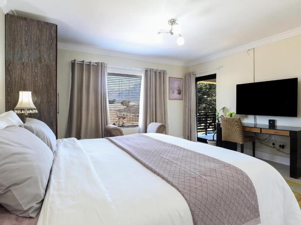 Family Studio Suite, Mountain View | Premium bedding, down comforters, in-room safe, individually decorated