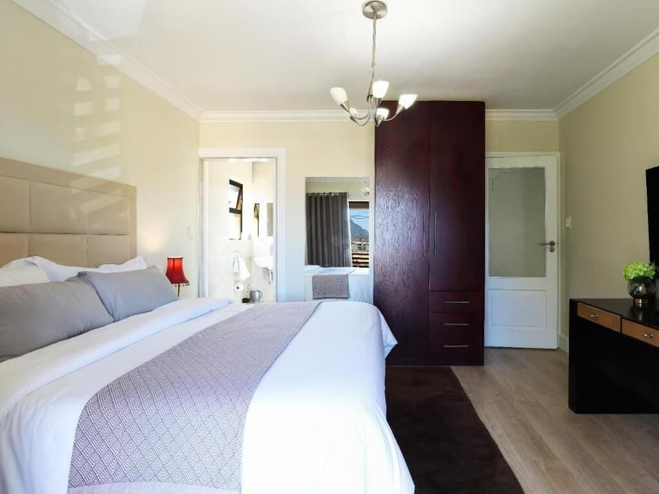 Premium bedding, down comforters, in-room safe, individually decorated