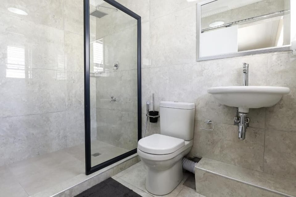 Comfort Triple Room | Bathroom | Shower, rainfall showerhead, free toiletries, hair dryer