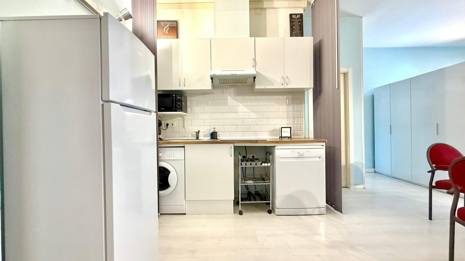 Standard Studio, Balcony | Private kitchen