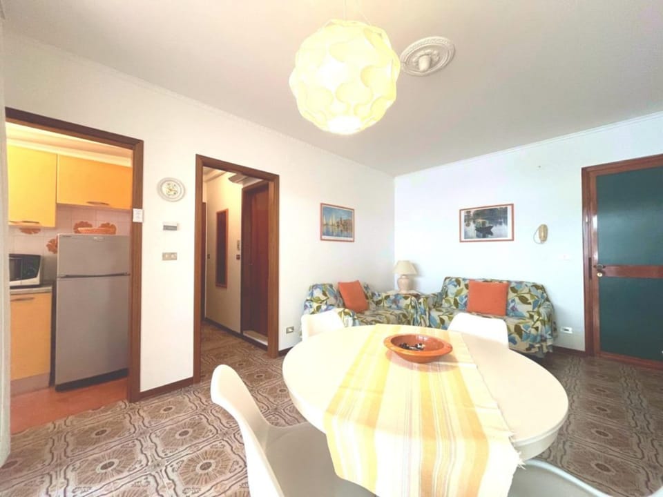 Apartment, 2 Bedrooms, Balcony, City View | Dining room