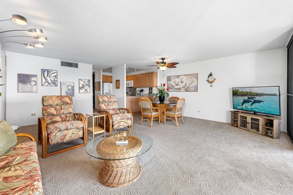 Condo, Multiple Beds, Kitchen, Ocean View (Kona Alii 504) | Living area