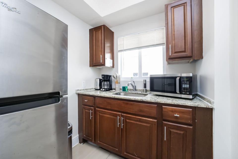 Superior Studio, 1 Queen Bed, Kitchenette (Self check-in) | Private kitchenette | Fridge, microwave, coffee/tea maker, electric kettle