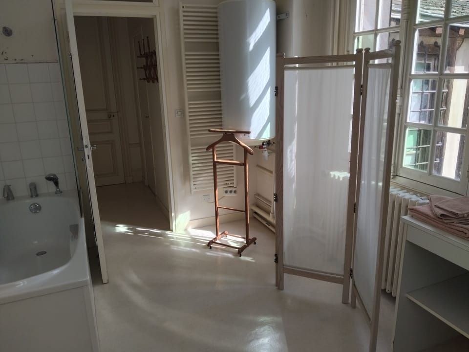 Chambre Rouge | Bathroom | Bathtub, hair dryer, towels