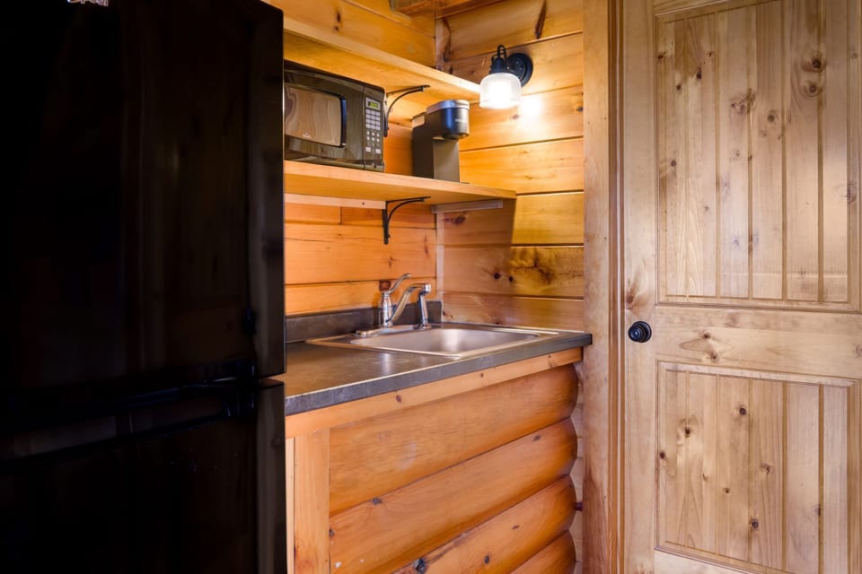 Deluxe Cabin, Multiple Beds | Free WiFi, bed sheets