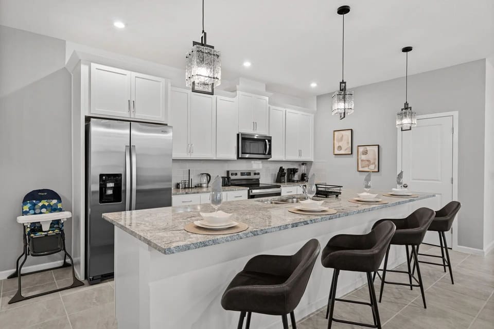 Luxury Villa | Private kitchen | Cookware/dishes/utensils, dining table