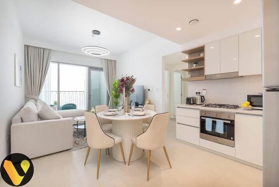 Luxury Apartment, Balcony, City View | In-room dining