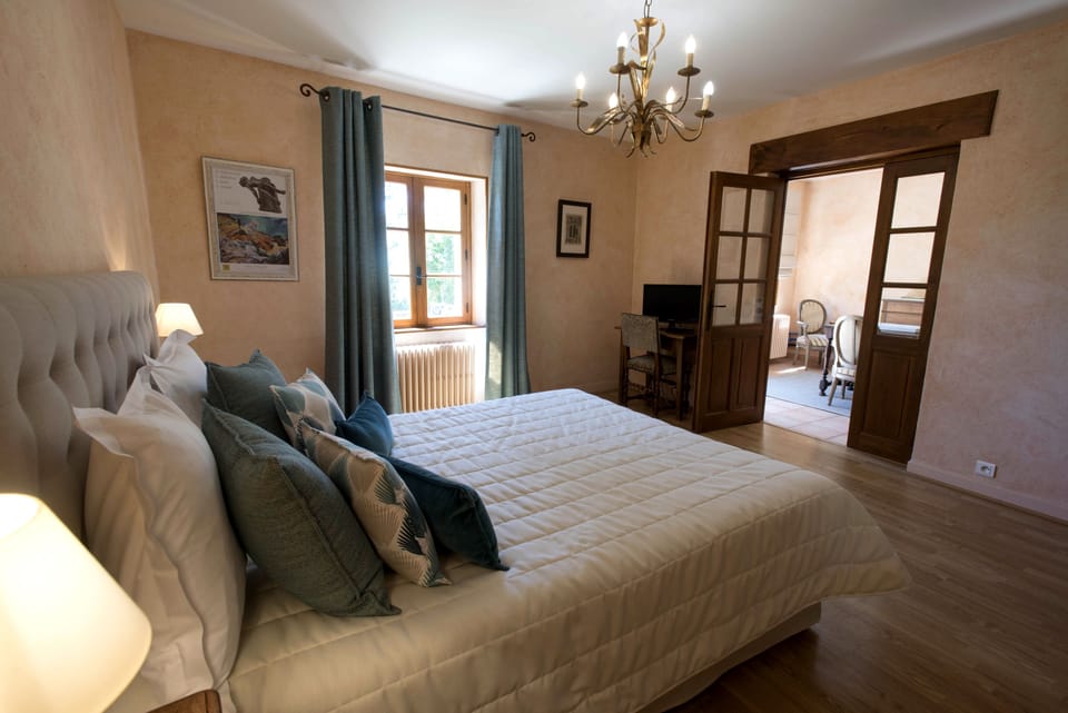 Junior Suite | Desk, blackout drapes, soundproofing, free WiFi