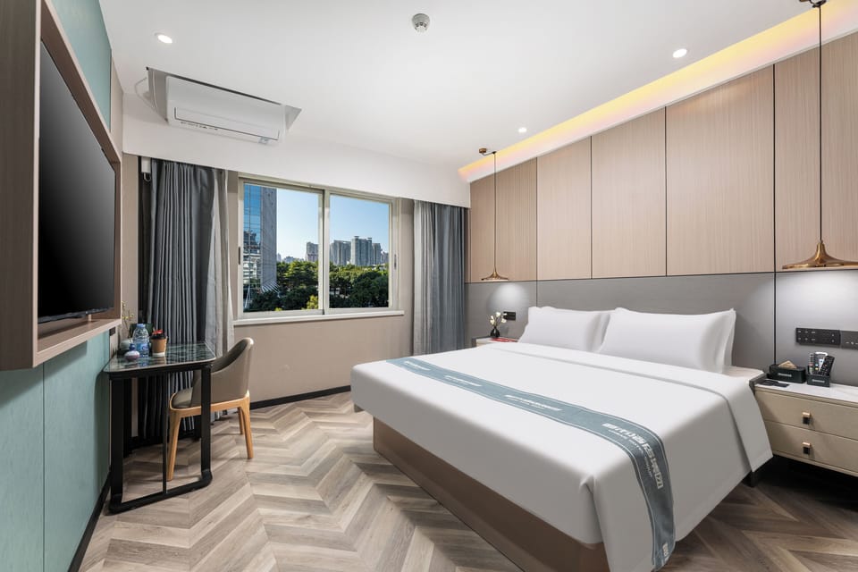 Elegant Garden King Room | Desk, laptop workspace, free WiFi, wheelchair access