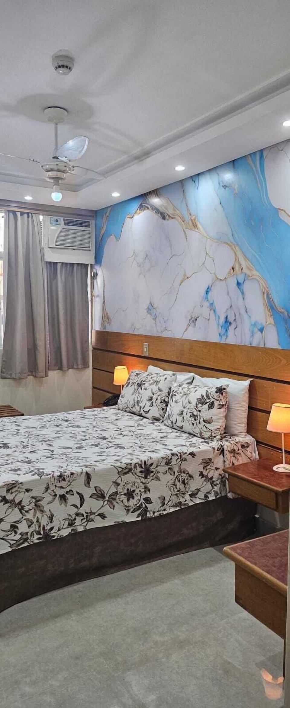 Minibar, free WiFi, bed sheets