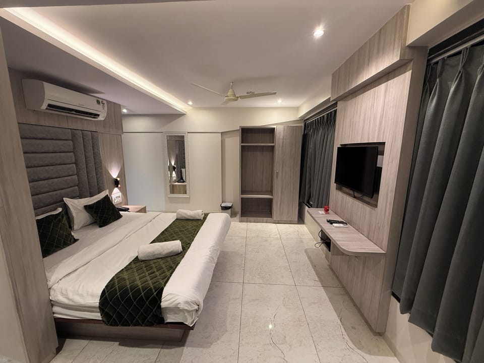 Deluxe Suite, City View | Desk, laptop workspace, soundproofing, free WiFi