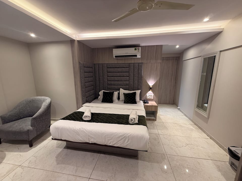 Deluxe Suite, City View | Desk, laptop workspace, soundproofing, free WiFi