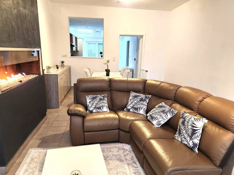 House, 3 Bedrooms, Smoking, Terrace | Living room