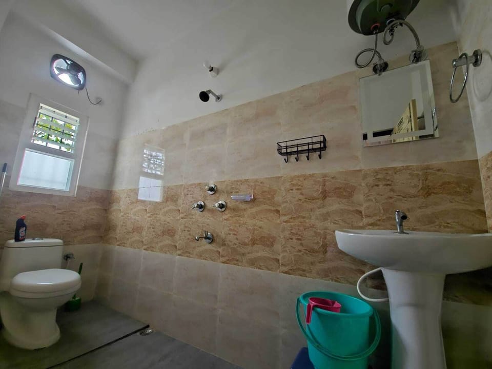 Triple Room | Bathroom | Shower, towels, soap, shampoo
