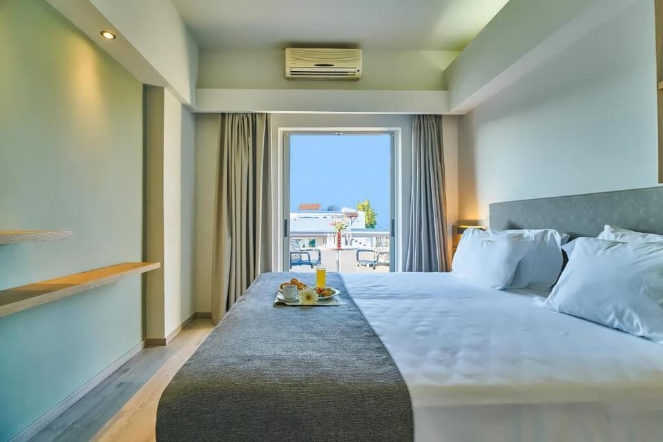 In-room safe, blackout drapes, free WiFi