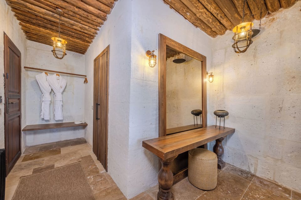Queen Suite with Bathtub 301 | In-room safe, blackout drapes, soundproofing, WiFi (free)