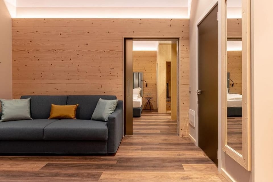 Design Suite, Terrace | Minibar, in-room safe, individually decorated, individually furnished