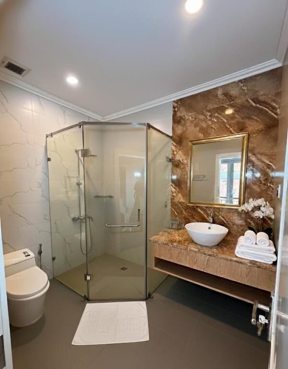 Basic Double Room | Bathroom | Shower, hair dryer, bidet, towels
