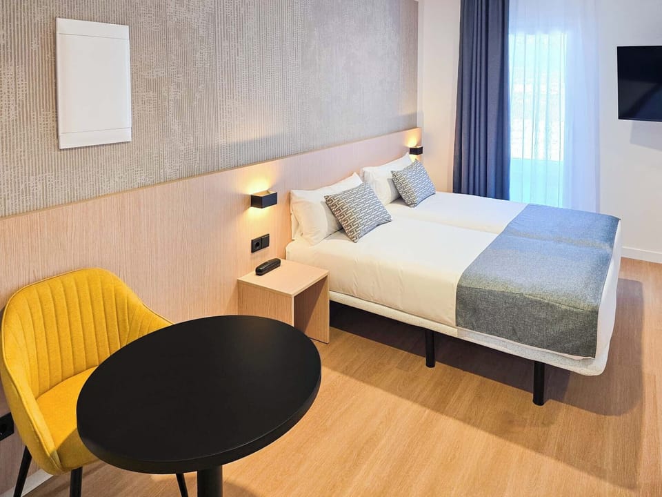 Superior Double Room | In-room safe, desk, laptop workspace, WiFi (free)