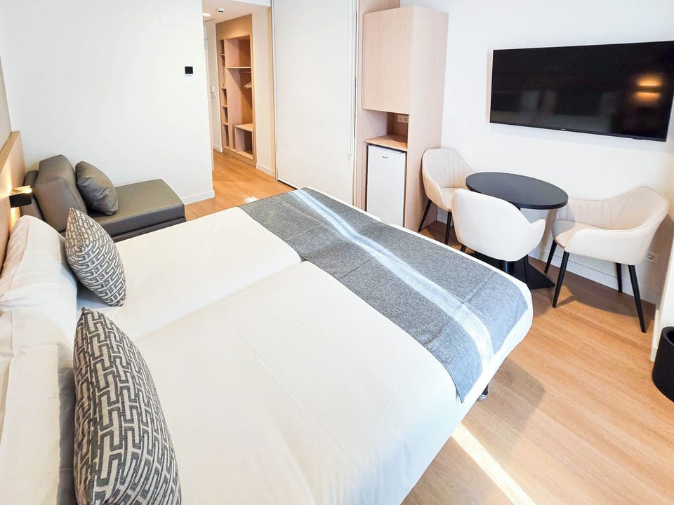Standard Triple Room | In-room safe, desk, laptop workspace, WiFi (free)