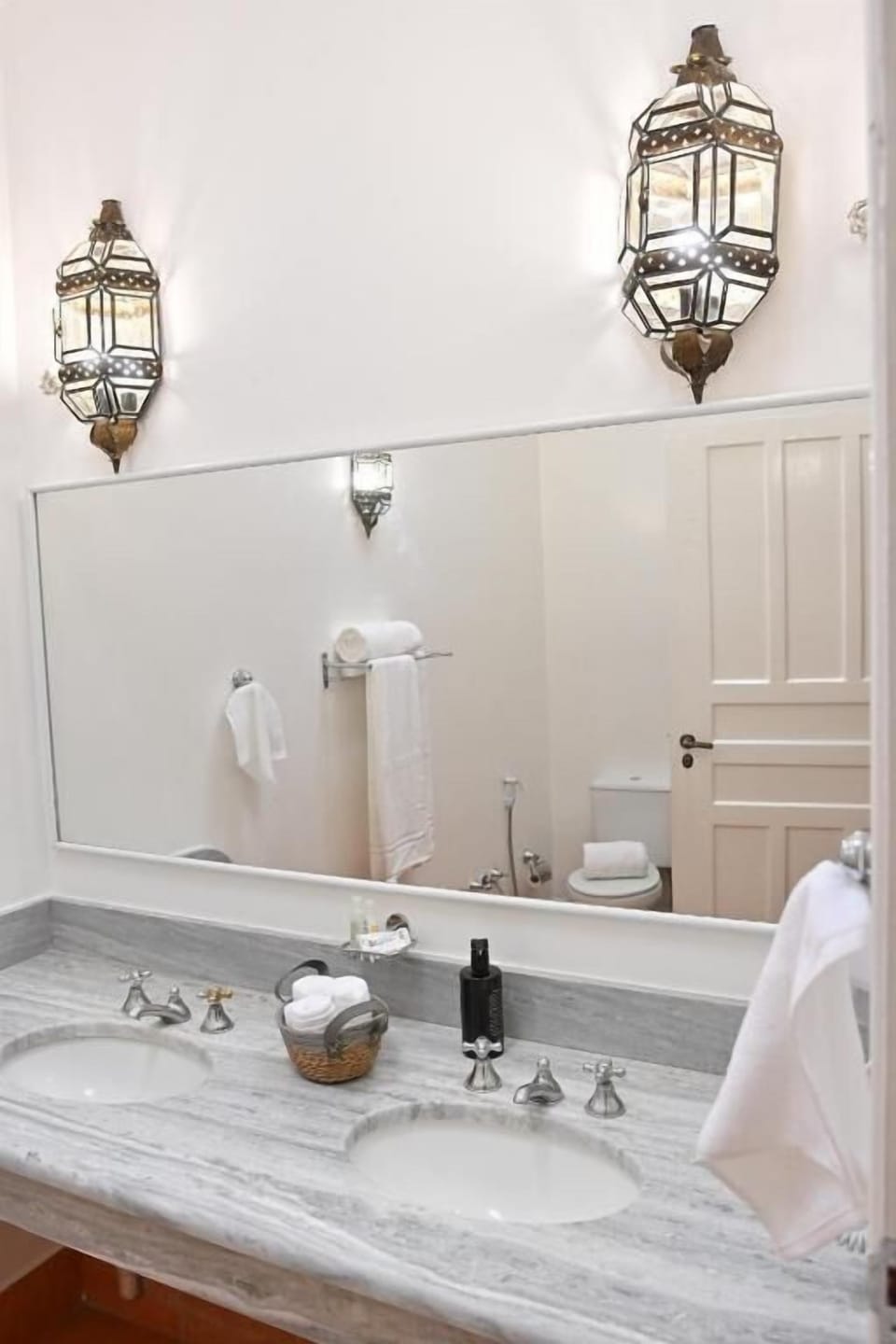 Deluxe Quadruple Room, Garden View | Bathroom sink