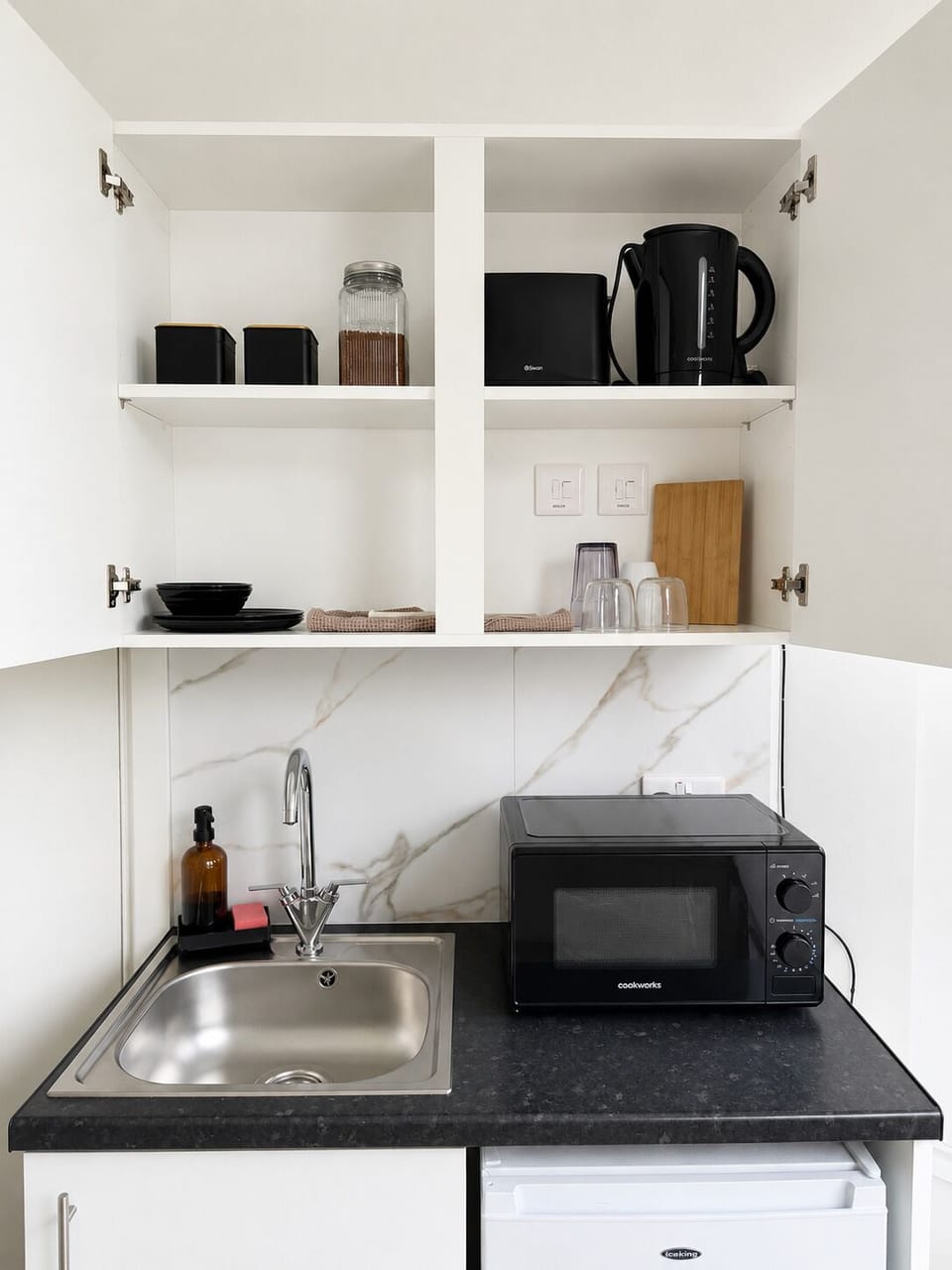 Deluxe Studio, 1 Double Bed | Private kitchen | Mini-fridge, microwave, stovetop, cookware/dishes/utensils