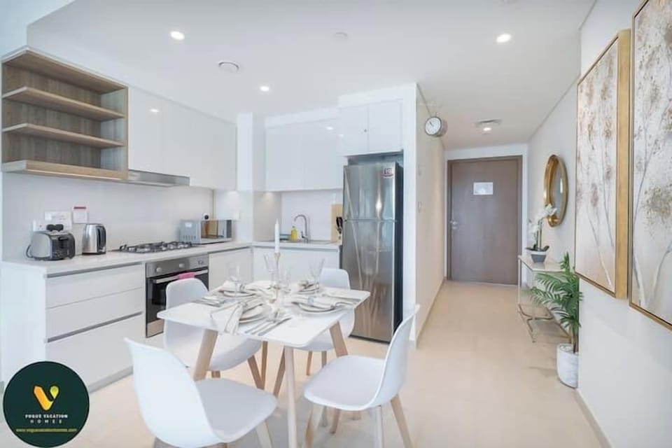 Luxury Apartment, Balcony, City View | In-room dining