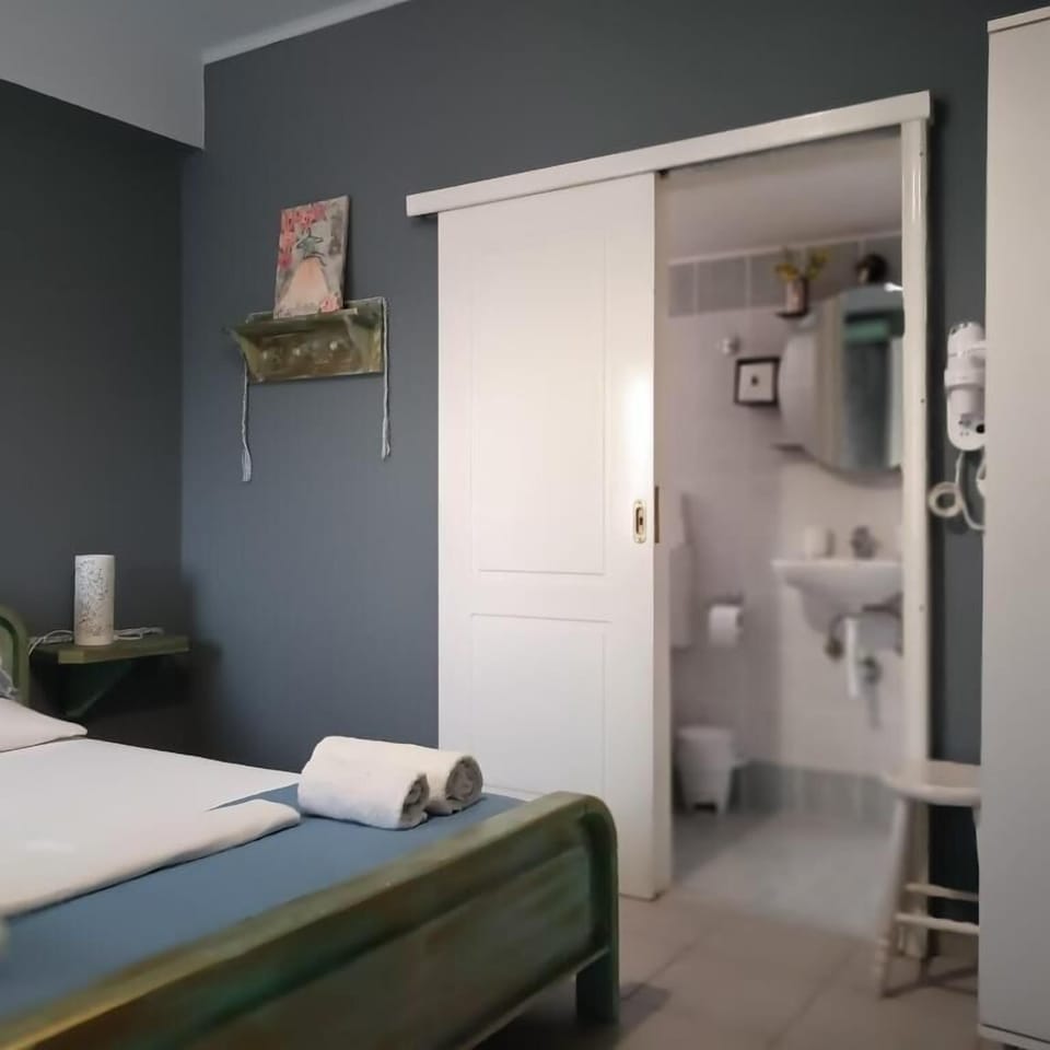 Double Room, Balcony, Courtyard View | Bathroom