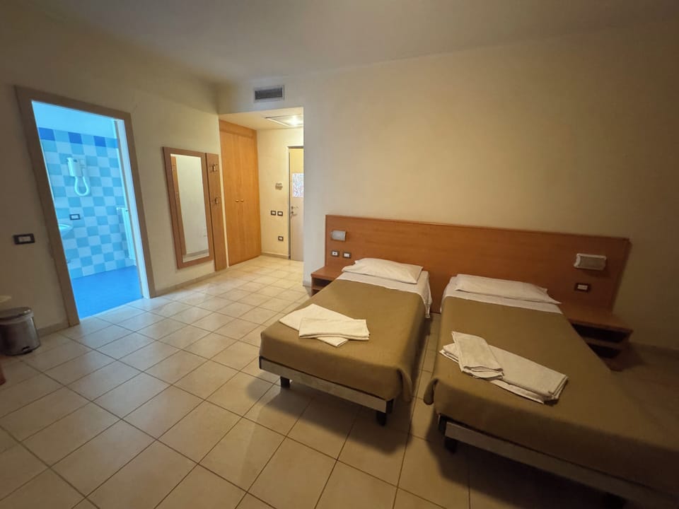 Comfort Double Room | In-room safe, desk, iron/ironing board, free WiFi