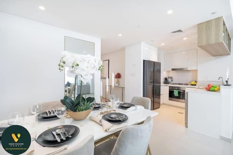 Luxury Apartment, Balcony, City View | In-room dining