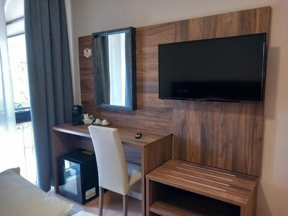 Deluxe Double Room, Mobility Accessible, Private Bathroom | Desk, blackout drapes, free WiFi