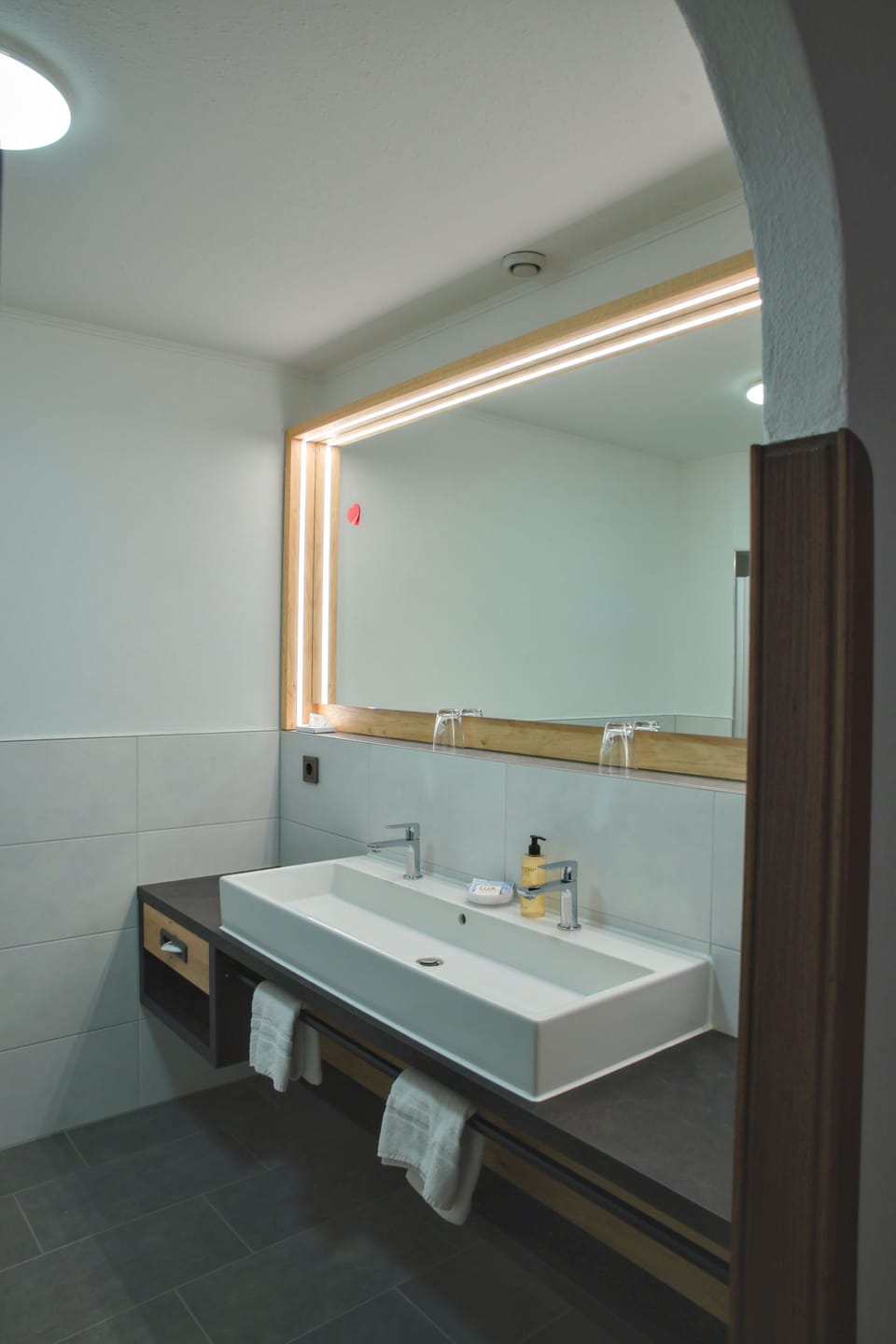 Comfort Studio Suite, Balcony, Garden View | Bathroom | Shower, hair dryer, towels, soap