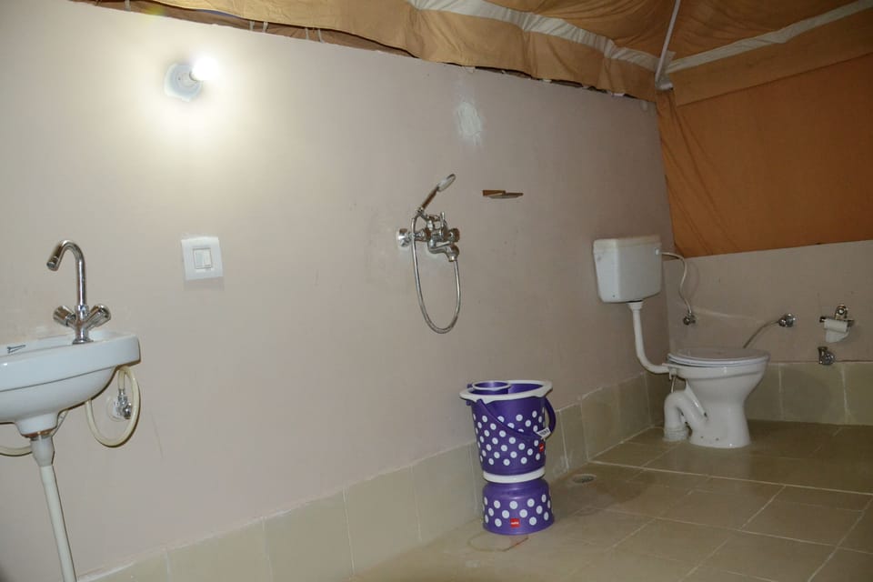 Deluxe Tent, 1 Bedroom, Non Smoking | Bathroom | Towels