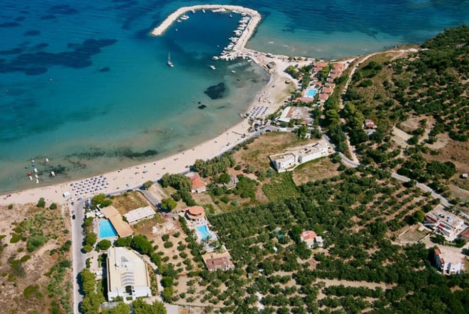 Valais Hotel Hotel in Alikanas