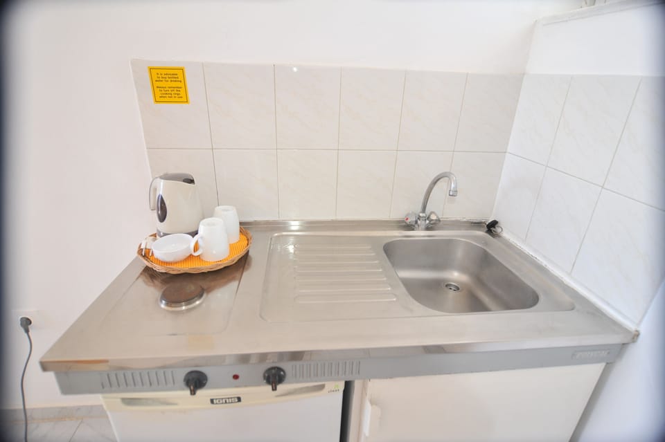 Studio | Private kitchenette | Fridge, stovetop, coffee/tea maker, electric kettle
