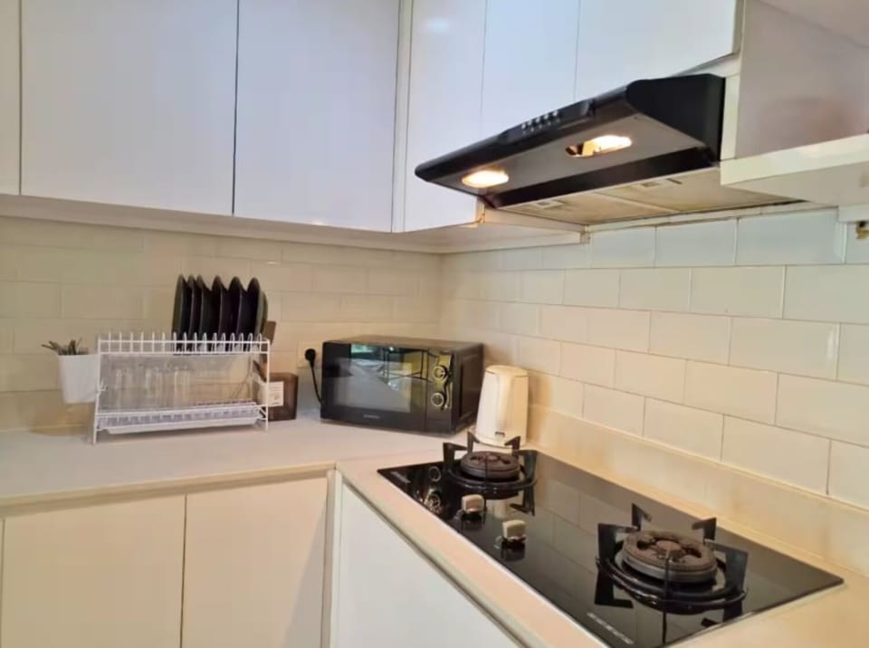 Apartment, 3 Bedrooms, City View | Private kitchen | Fridge, microwave, stovetop, cookware/dishes/utensils