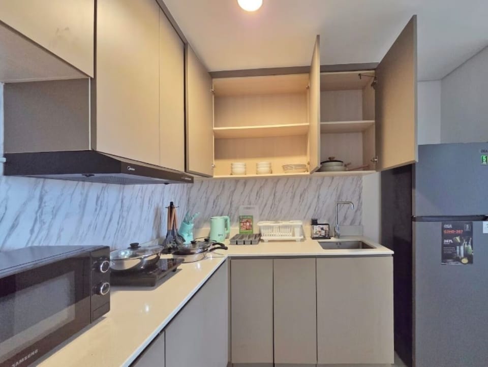 Apartment, 3 Bedrooms, City View | Private kitchen | Fridge, microwave, stovetop, cookware/dishes/utensils