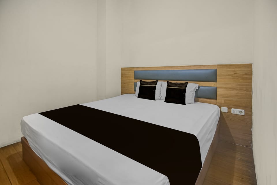 Standard Double Room | Desk, WiFi (free), bed sheets