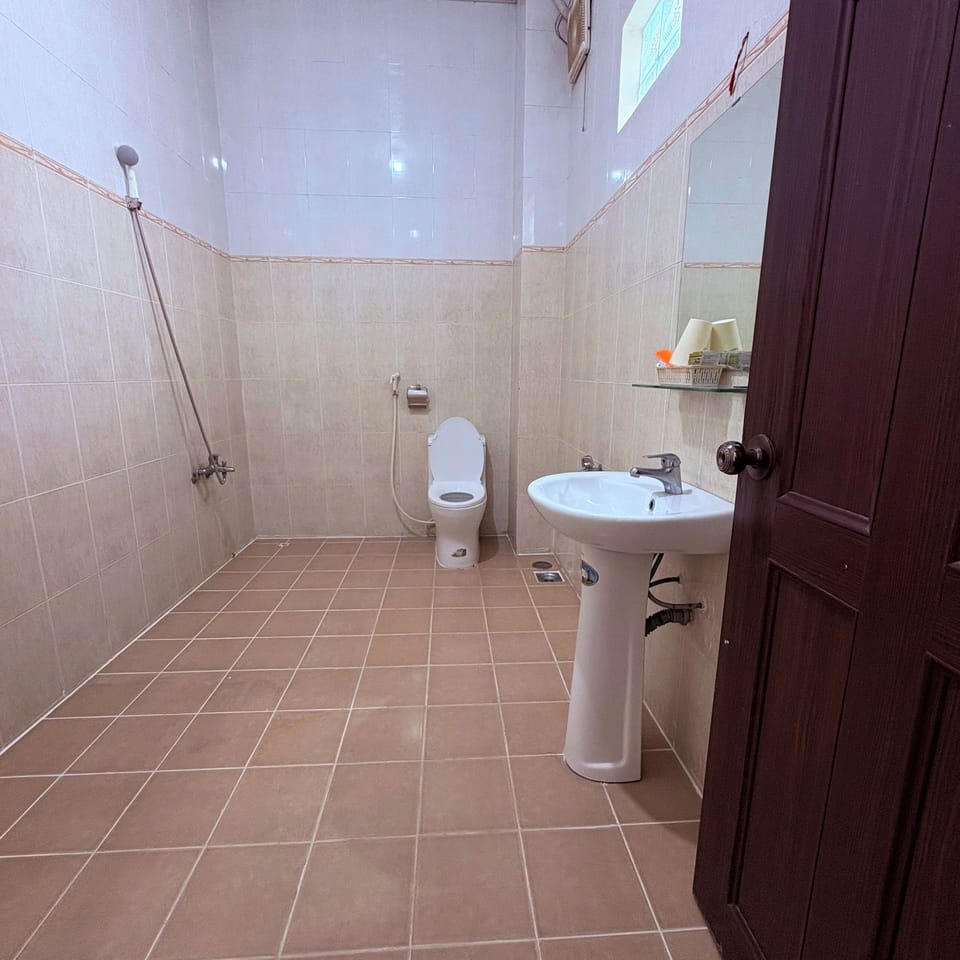 Deluxe Double or Twin Room | Bathroom | Shower, towels, soap, shampoo